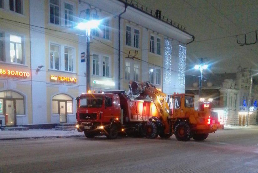 Владимир не спит! Коммунальщики круглосуточно убирают снег Владимир не спит! Коммунальщики круглосуточно убирают снег