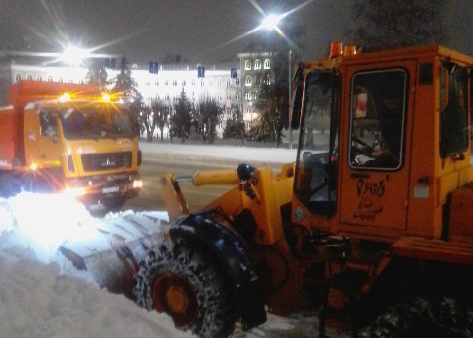 Владимир не спит! Коммунальщики круглосуточно убирают снег Владимир не спит! Коммунальщики круглосуточно убирают снег