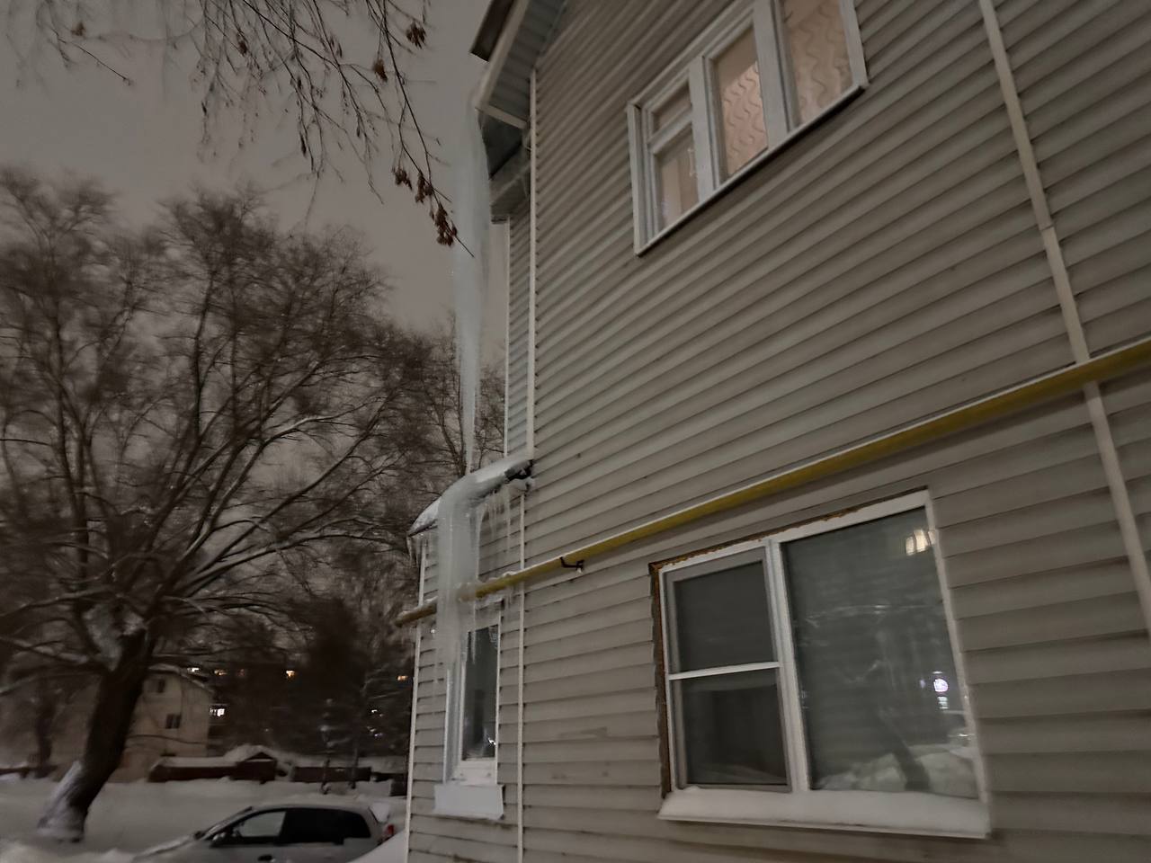 Коммунальные службы предупреждают об угрозе падения сосулек Коммунальные службы предупреждают об угрозе падения сосулек