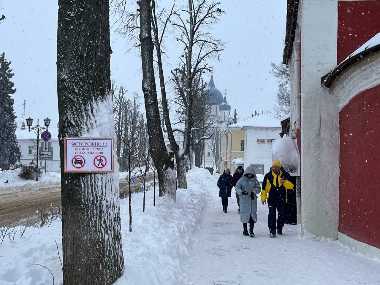 Коммунальные службы предупреждают об угрозе падения сосулек