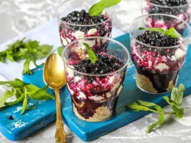 Ленивый чизкейк с черникой: идеальный десерт в стаканах