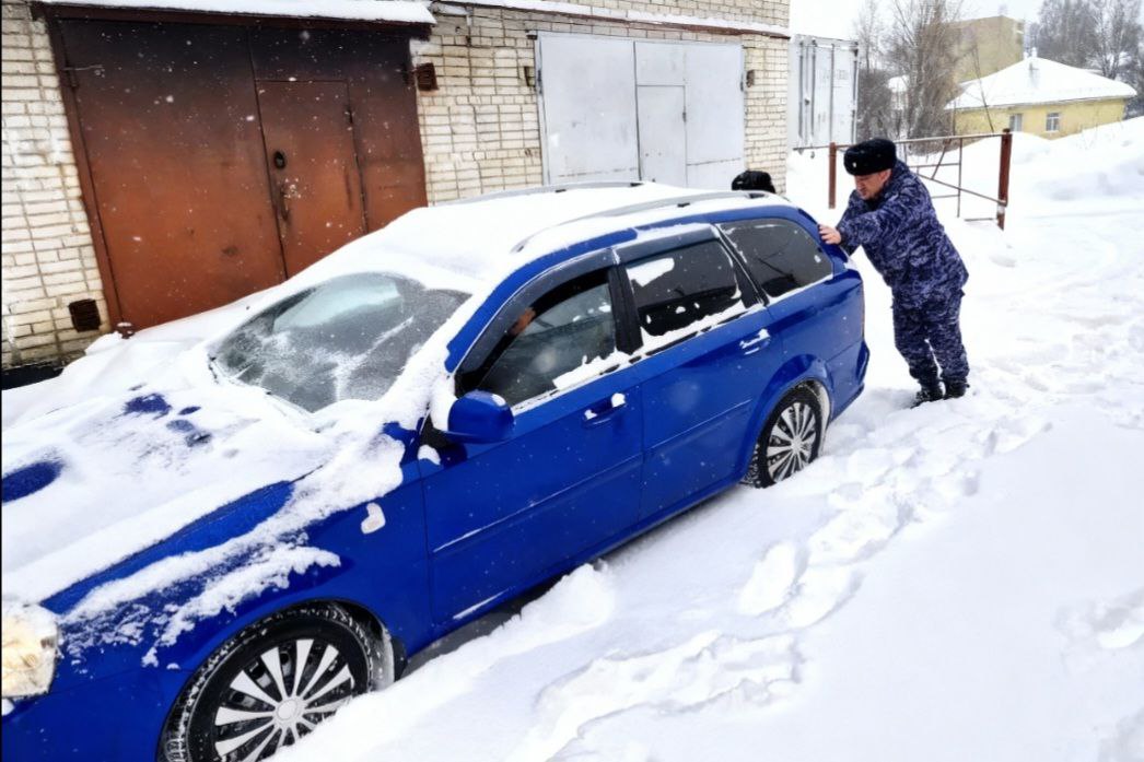 Сотрудники Росгвардии помогли гражданам, оказавшимся в затруднительной ситуации из-за непогоды во Владимире