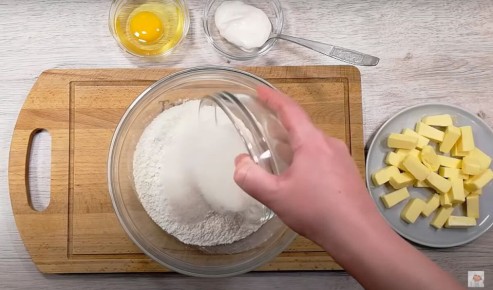 Простой десерт к чаю с песочным тестом и сметанной заливкой