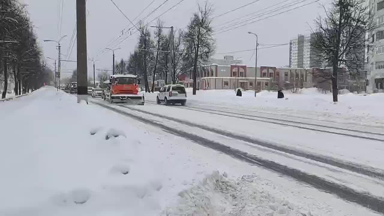 Масштабная уборка снега продолжается