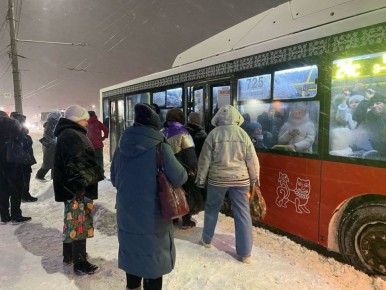 Автобусы переполнены, цены на такси выросли втрое, машины стоят из-за ДТП