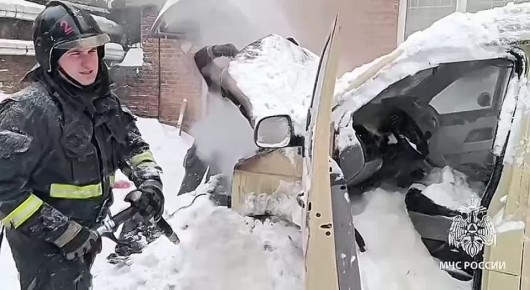 Пожарные потушили горящий микроавтобус на улице Матросова во Владимире