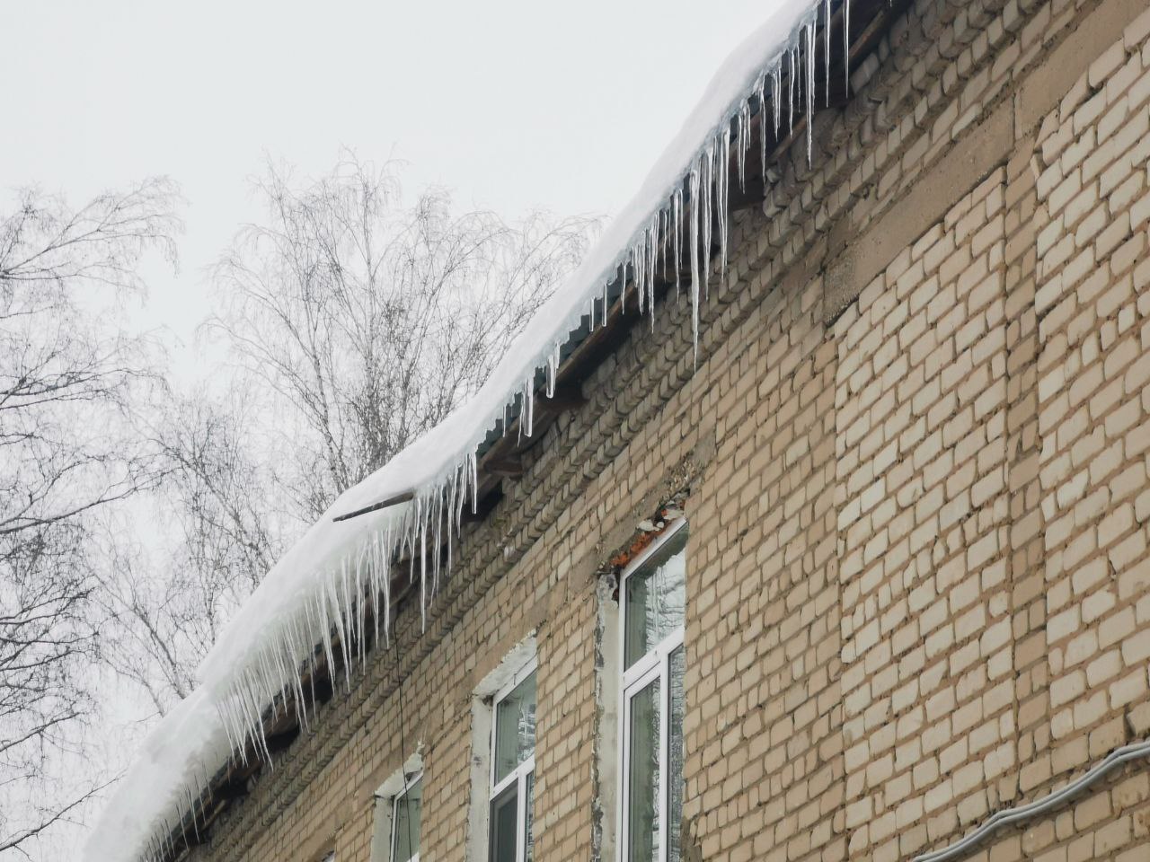 В Красной Горбатке прокурор добивается надлежащего содержания зданий образовательных учреждения в зимний период