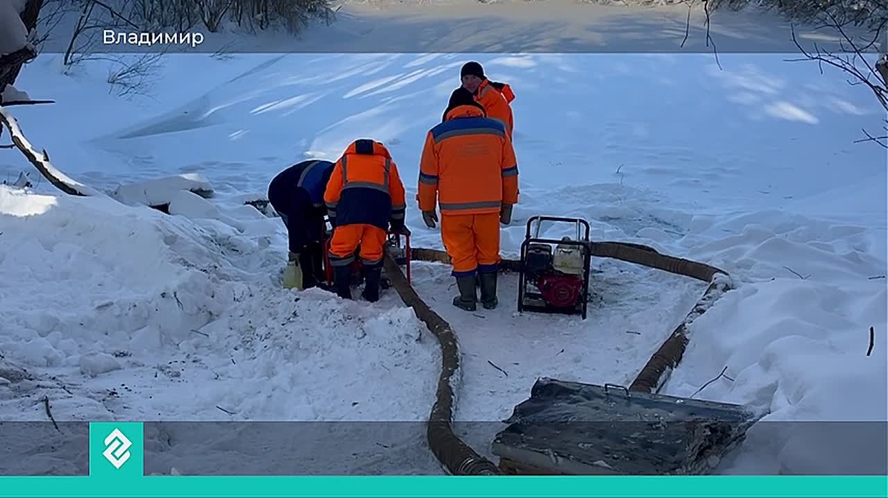 Специалисты «Владимирводоканала» проводят очистку пруда на улице Бабушкина во Владимире