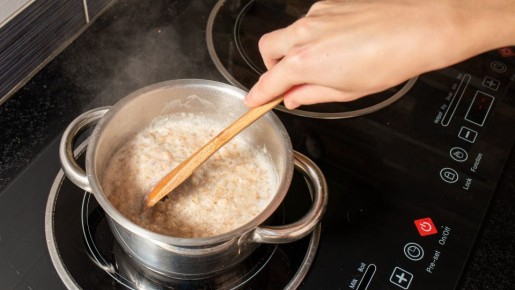 Остатки овсянки долго не пролежат: сделайте из них фантастическое лакомство