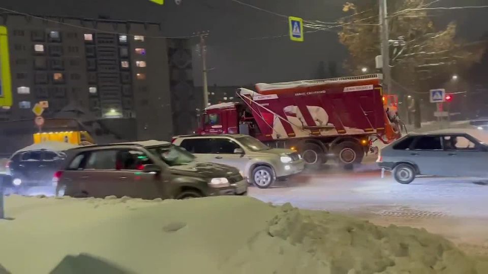 Непрекращающийся снег: коммунальные службы работают в максимальном режиме