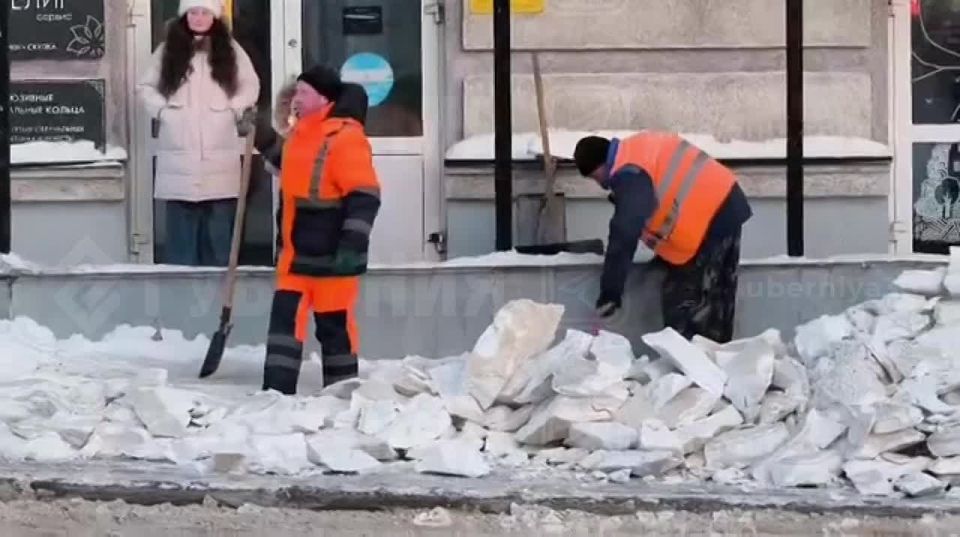 Сотрудники ЦУГД расчищают остановки общественного транспорта