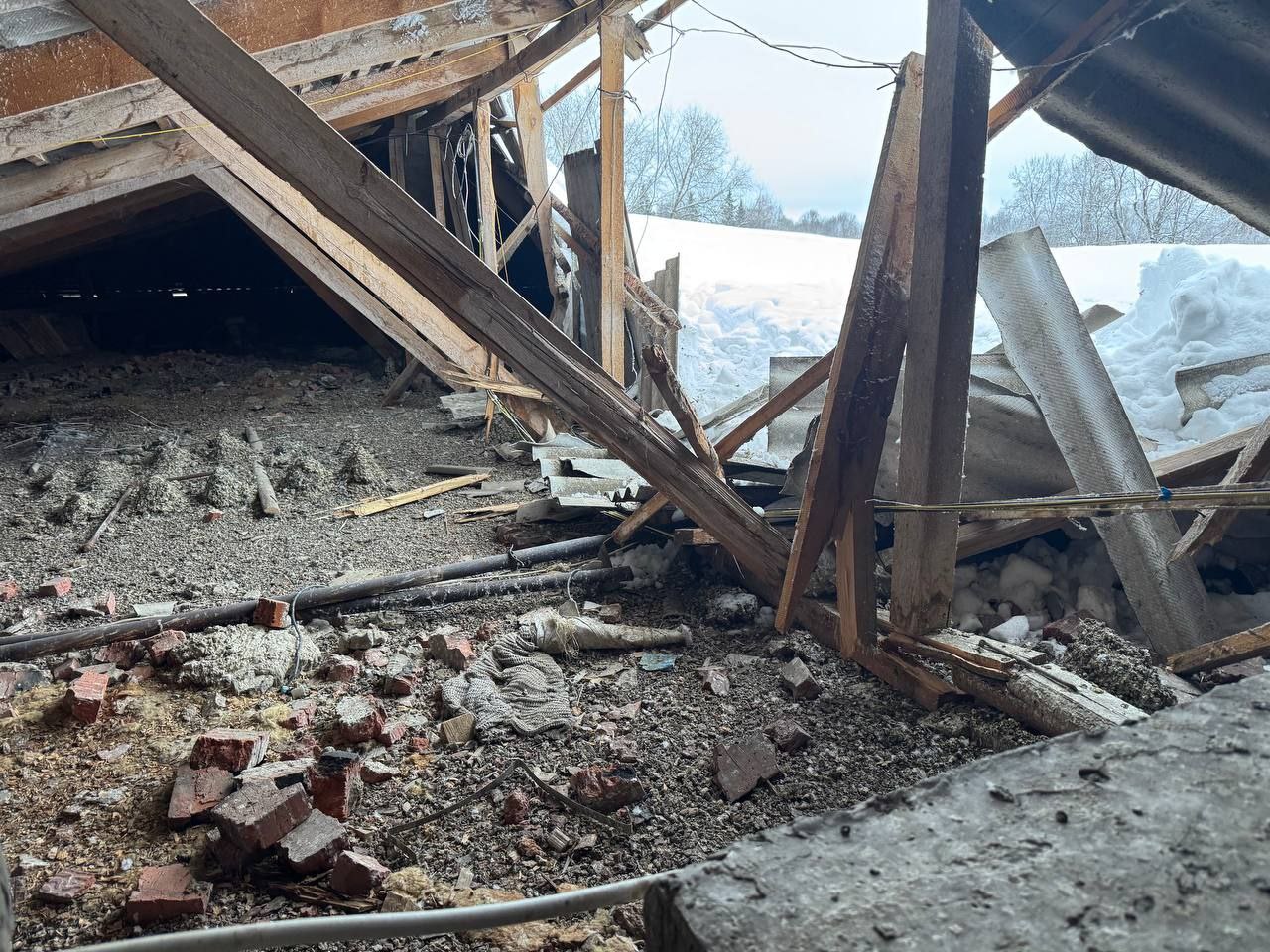 Органами прокуратуры организованы проверки по фактам обрушения крыш многоквартирных домов в городе Камешково и поселке Ставрово