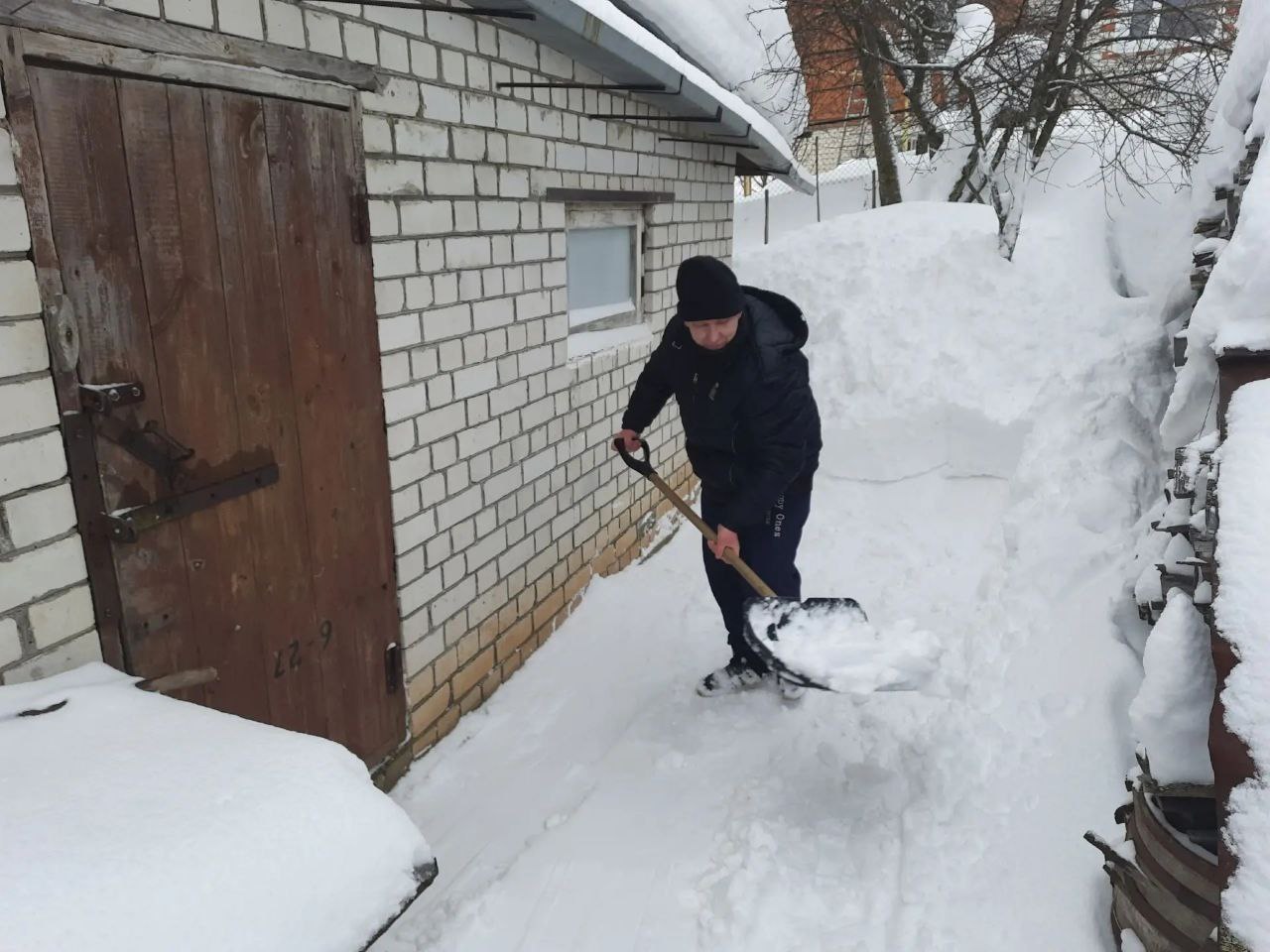 Молодежь помогает в борьбе со снегом Молодежь помогает в борьбе со снегом