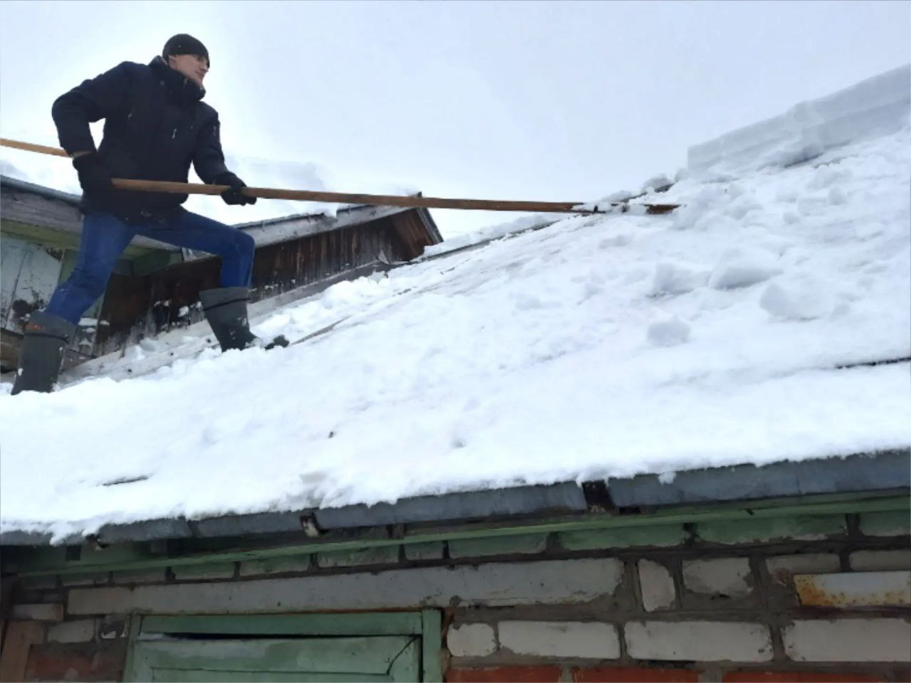 Молодежь помогает в борьбе со снегом Молодежь помогает в борьбе со снегом