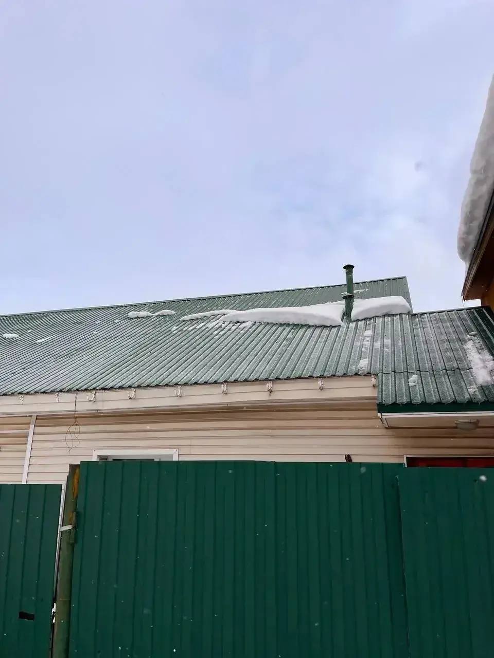 Во Владимирской области три человека погибли из-за схода снега с крыш своих домов