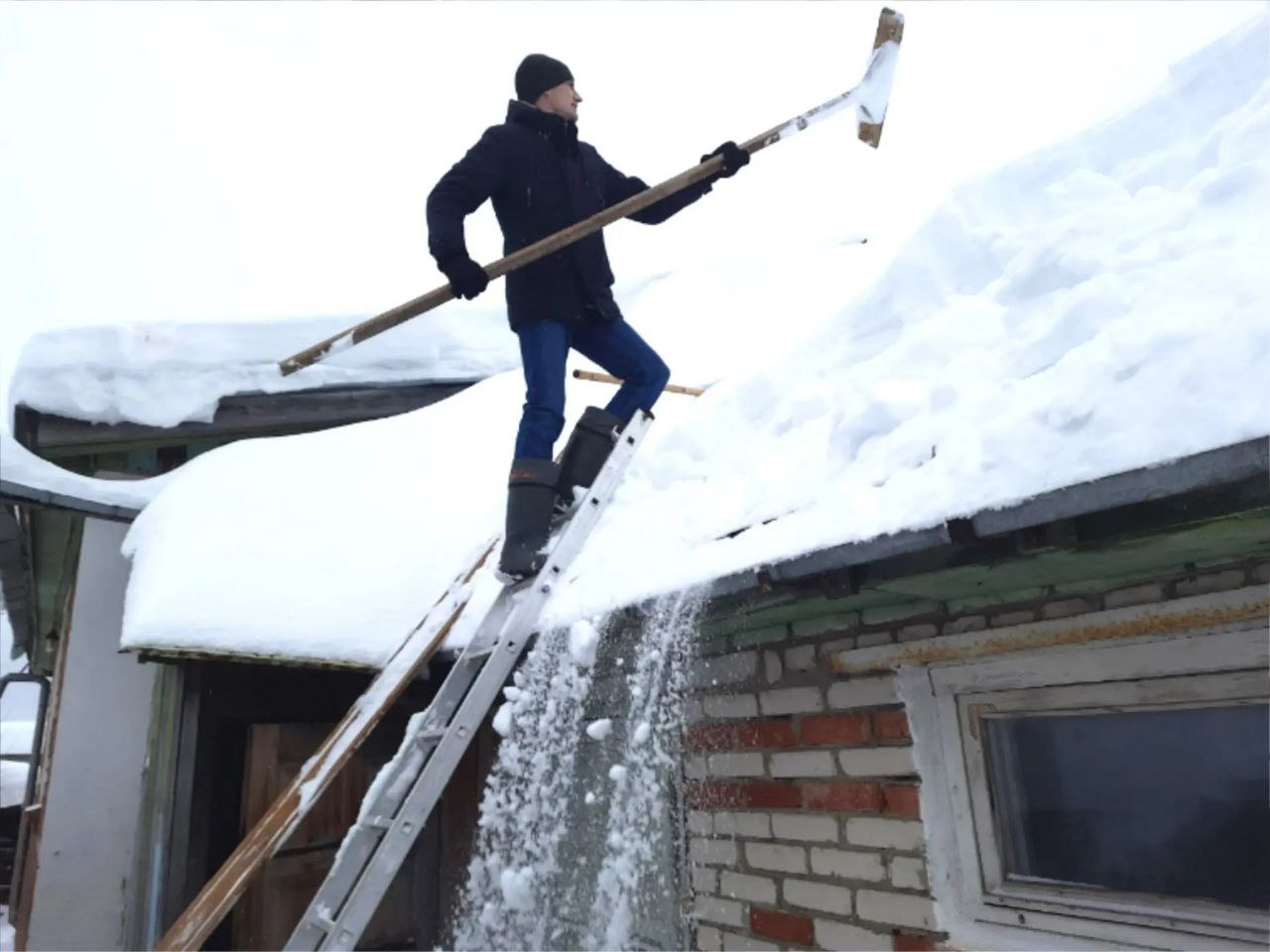 Молодежь помогает в борьбе со снегом Молодежь помогает в борьбе со снегом