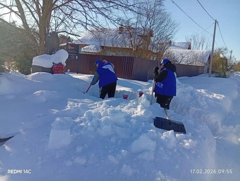 Молодежь помогает в борьбе со снегом Молодежь помогает в борьбе со снегом