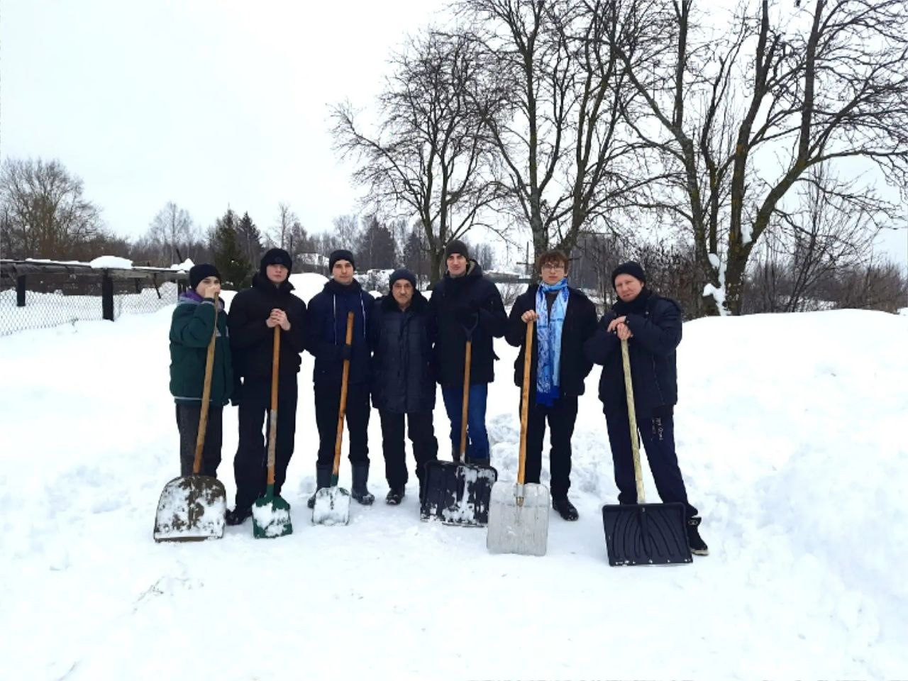 Молодежь помогает в борьбе со снегом Молодежь помогает в борьбе со снегом