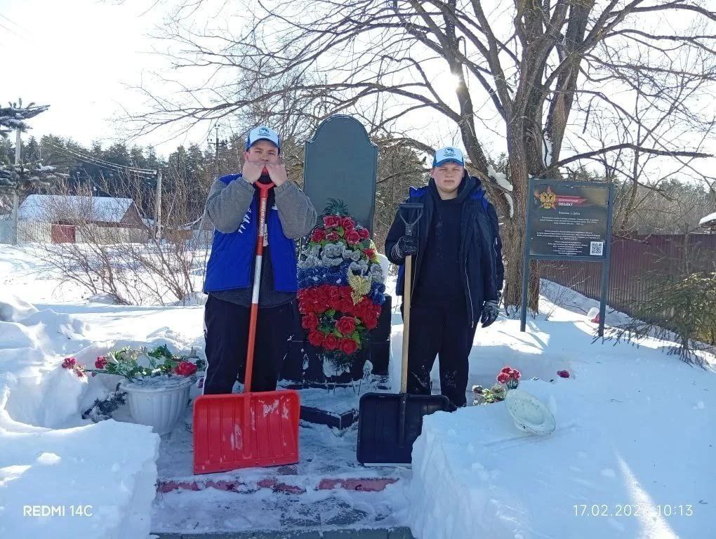 Молодежь помогает в борьбе со снегом Молодежь помогает в борьбе со снегом
