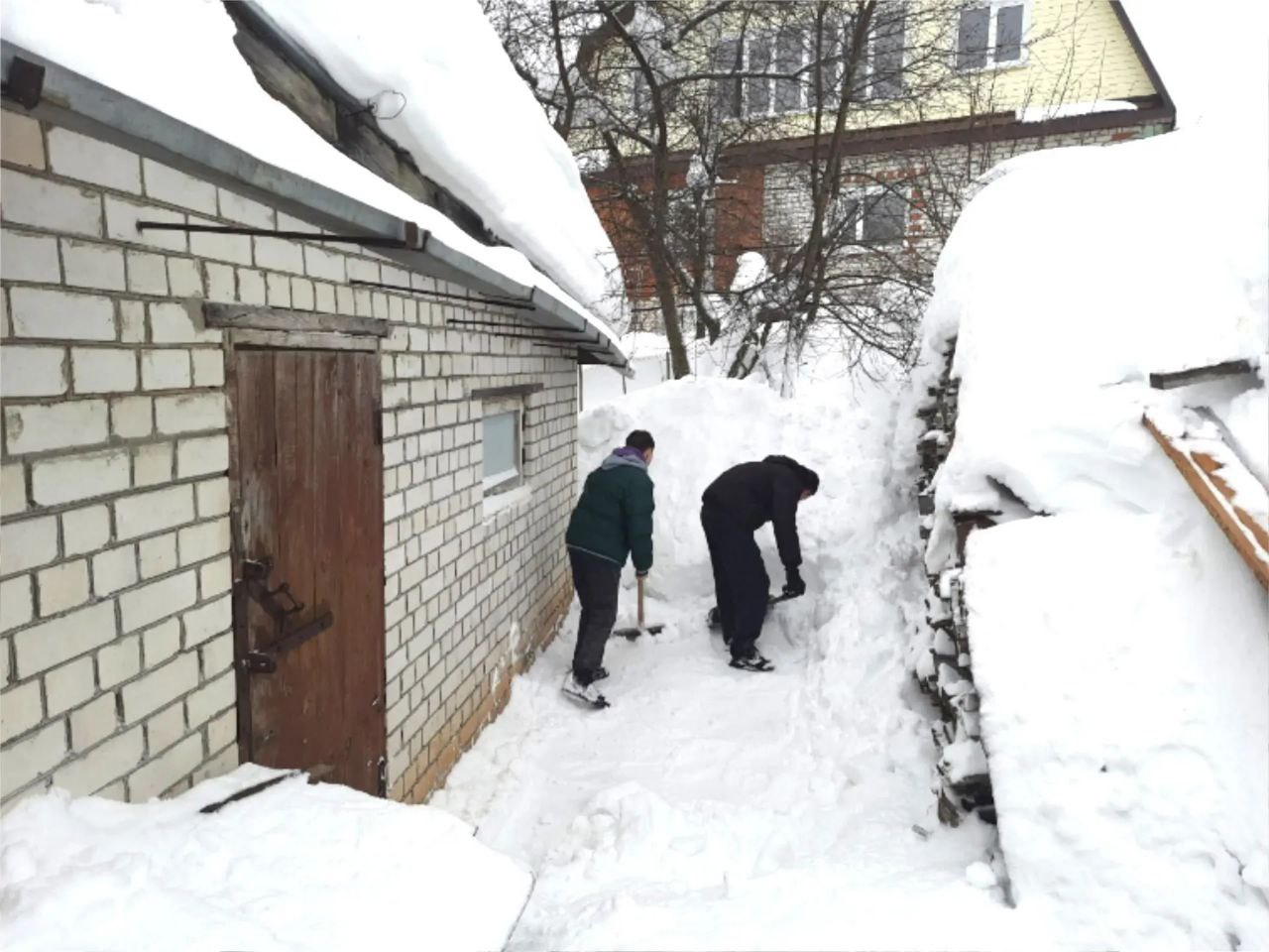 Молодежь помогает в борьбе со снегом Молодежь помогает в борьбе со снегом