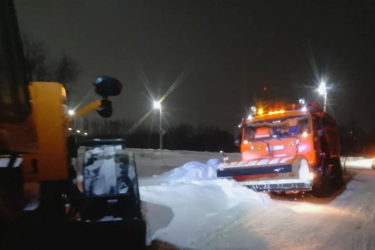 Во Владимире расчищают улицы после буйства «Валли» Во Владимире расчищают улицы после буйства «Валли»