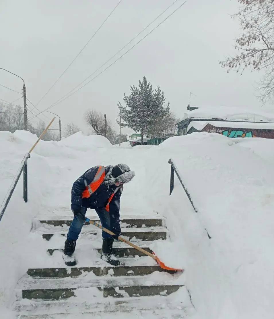 Во Владимире расчищают улицы после буйства «Валли» Во Владимире расчищают улицы после буйства «Валли»