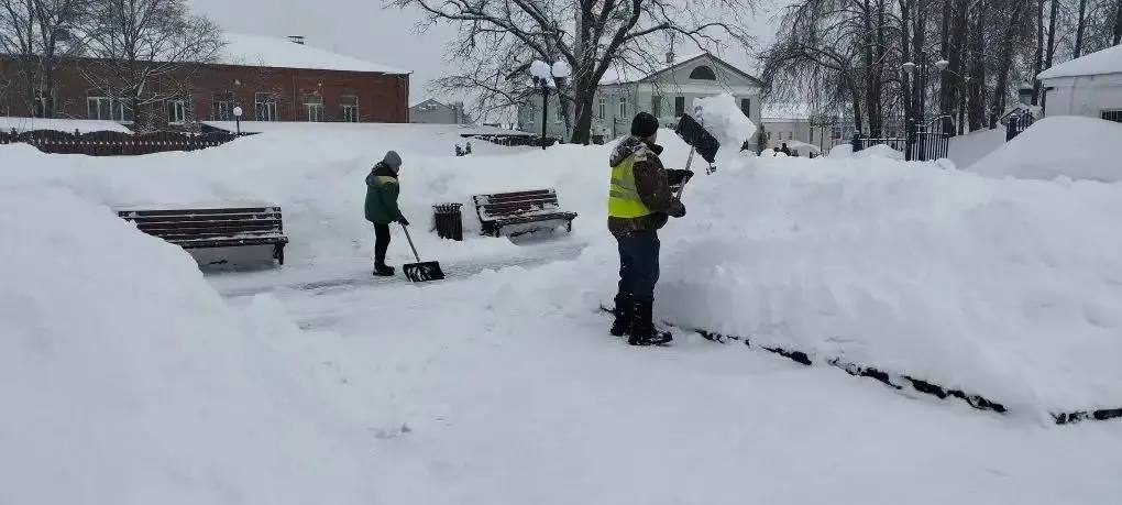 Во Владимире расчищают улицы после буйства «Валли» Во Владимире расчищают улицы после буйства «Валли»