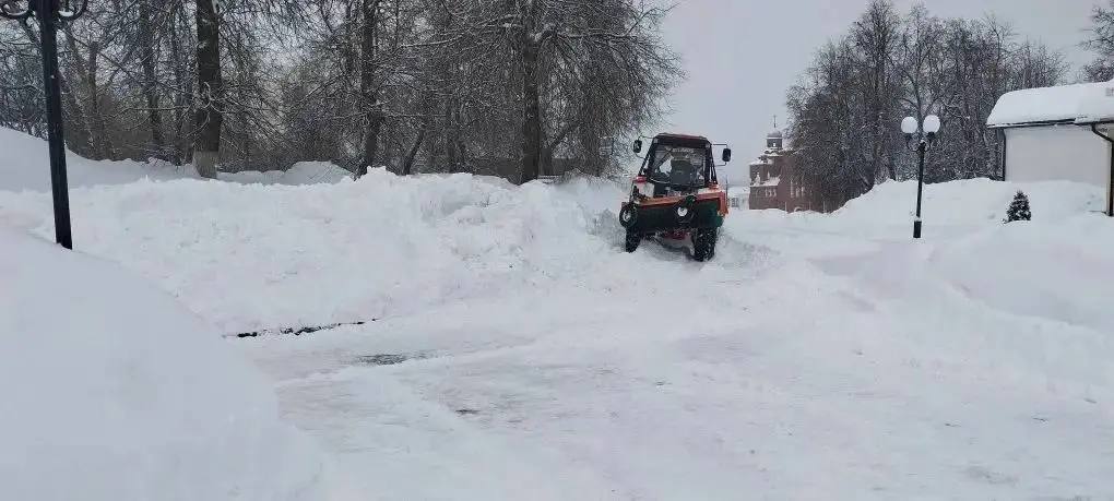 Во Владимире расчищают улицы после буйства «Валли» Во Владимире расчищают улицы после буйства «Валли»