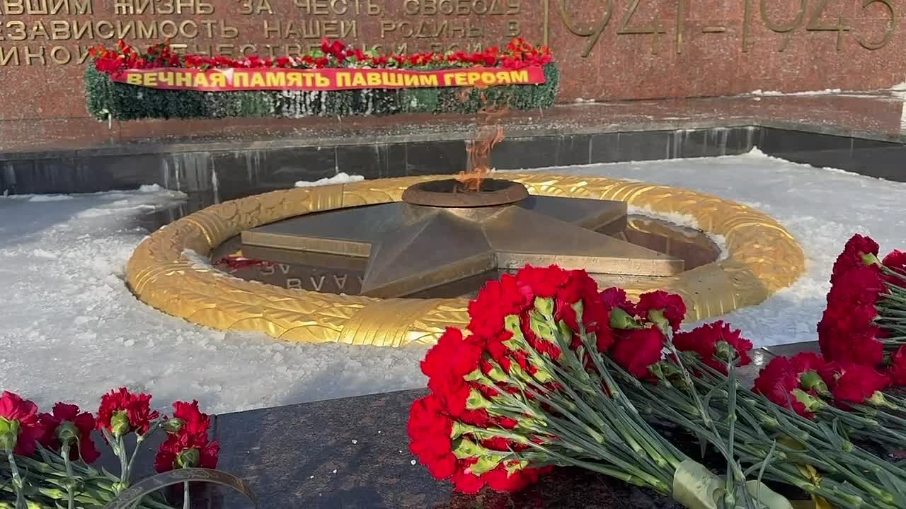 Александр Авдеев и Ольга Хохлова приняли участие в возложении цветов у Вечного огня