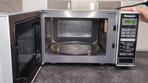 Как легко и быстро очистить микроволновку с помощью уксуса