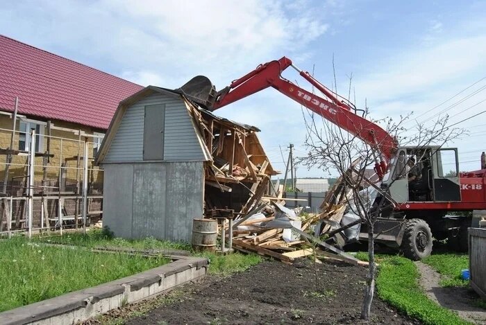 Судебная драма: Как экскаватор и приставы пытались снести законный дом садовода