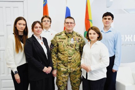 Накануне Дня защитника Отечества в молодежном пространстве «Притяжение» г. Радужный прошёл урок мужества, почетным гостем которого стал участник специальной военной операции, ветеран боевых действий Валерий Преображенский