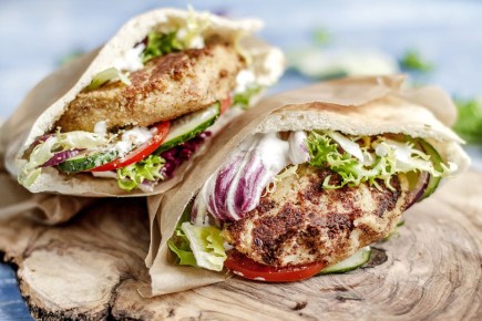 Вкусный уличный фастфуд: приготовьте питу с фалафелем по простому рецепту