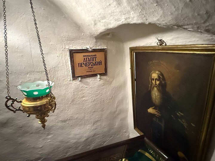 Таблички с именами святых в Киево-Печерской лавре заменили на украиноязычные Таблички с именами святых в Киево-Печерской лавре заменили на украиноязычные