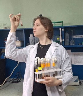 Студентка Института естественных наук ВлГУ Юлия Ананьева разработала новый вид бетона, способный затягивать трещины!