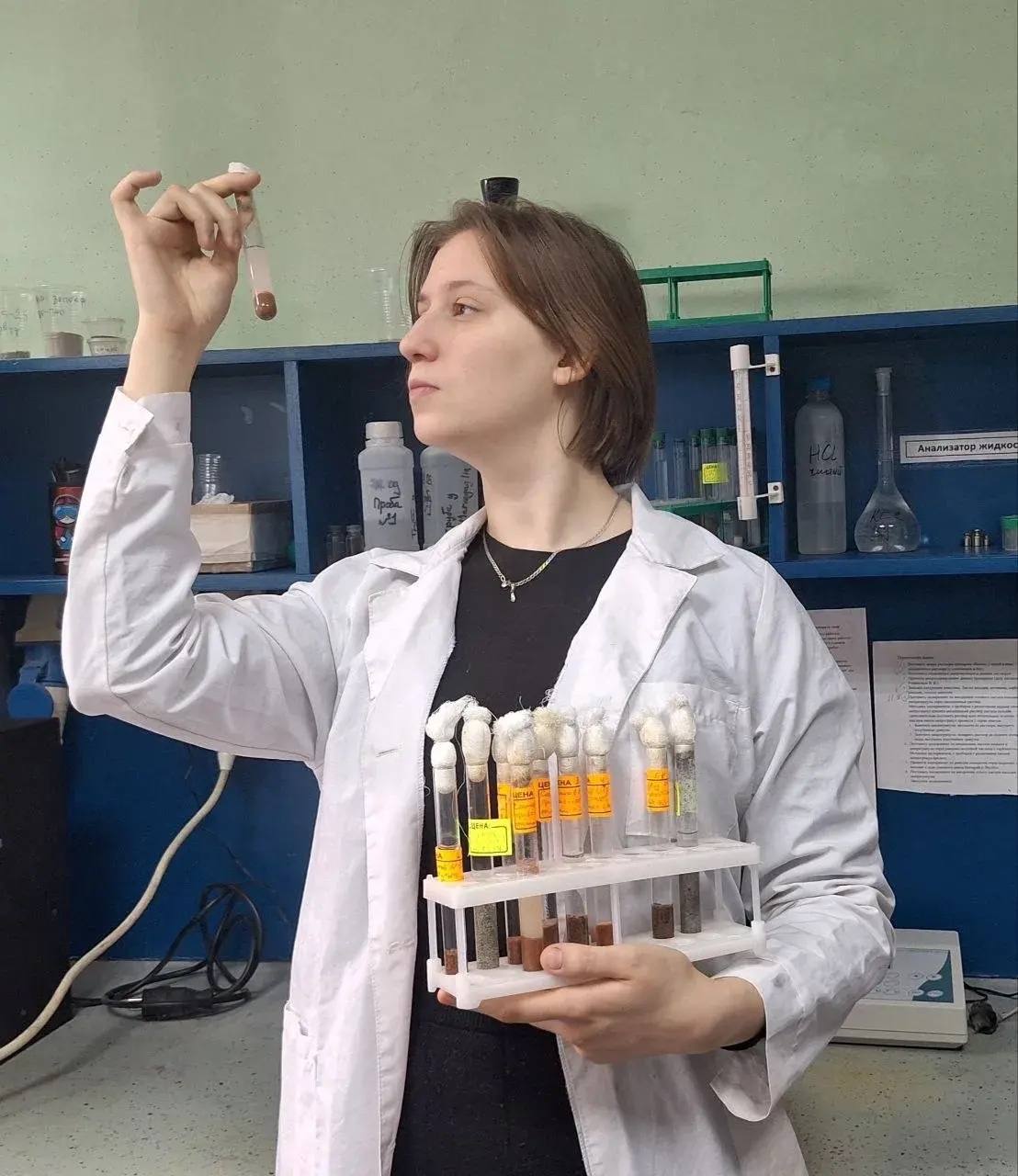 Студентка Института естественных наук ВлГУ Юлия Ананьева разработала новый вид бетона, способный затягивать трещины!