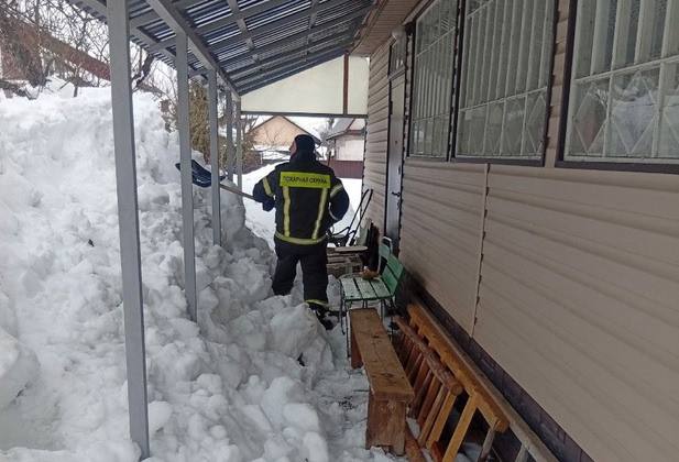 В Александровском районе спасатели вызволили пенсионерку из снежного плена