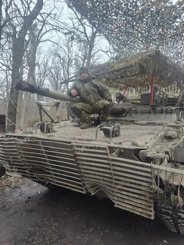 Продолжая проект «СВОи Герои рядом», мы вновь хотим рассказать о мужчинах, которые с мужеством и стойкостью защищают нашу Родину в зоне СВО Продолжая проект «СВОи Герои рядом», мы вновь хотим рассказать о мужчинах, которые с мужеством и стойкостью защищают нашу Родину в зоне СВО