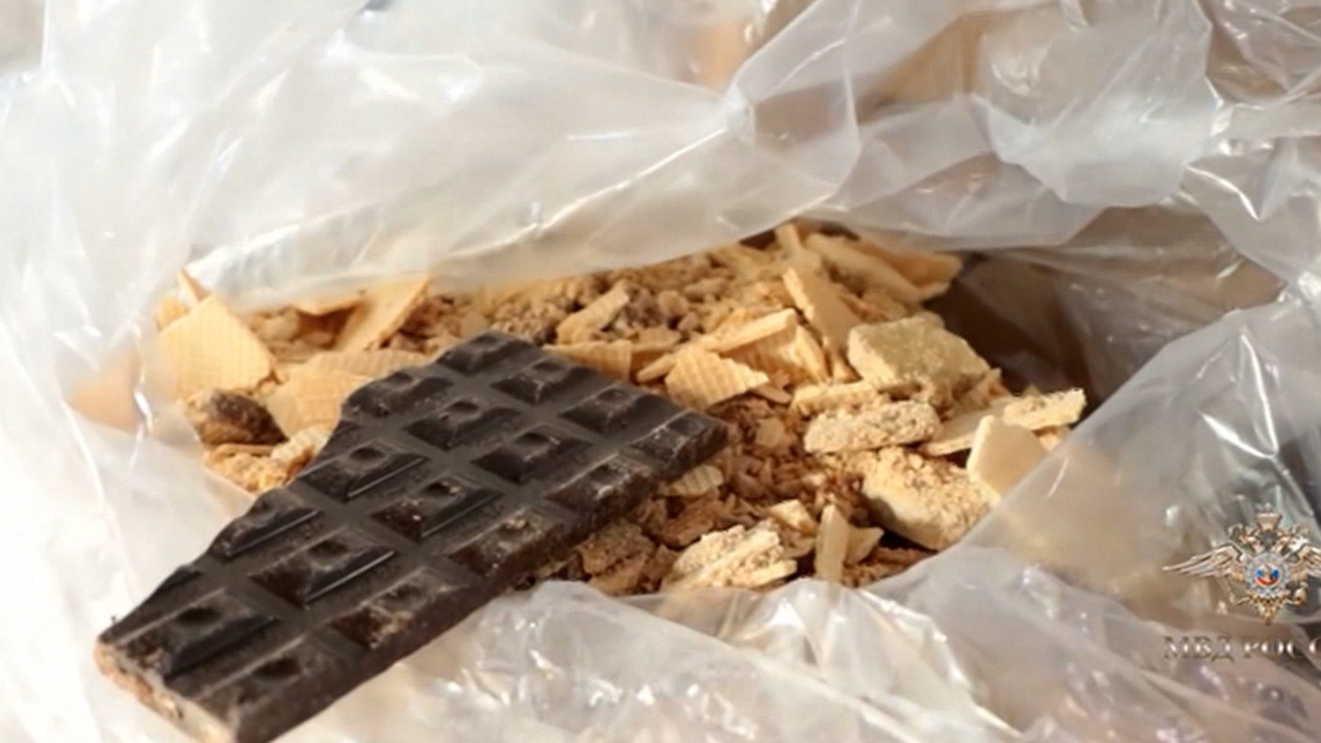 Во Владимирской области сотрудники региональных управлений Следственного комитета, ФСБ, МВД, Росгвардии и прокуратуры продолжают разоблачать подпольных шоколатье, которые тоннами продавали сладкую подделку