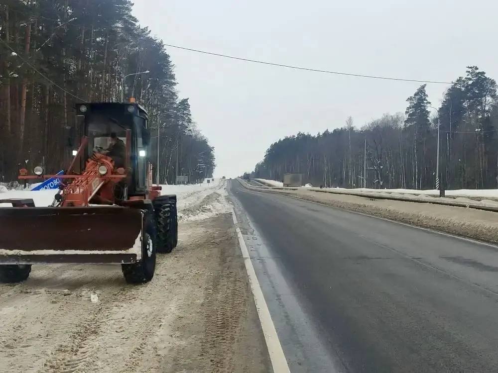 Специалисты ДСУ-3 проводят ямочный ремонт на трассе М-7 «Волга» Специалисты ДСУ-3 проводят ямочный ремонт на трассе М-7 «Волга»