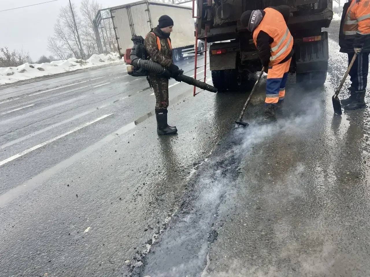 Специалисты ДСУ-3 проводят ямочный ремонт на трассе М-7 «Волга» Специалисты ДСУ-3 проводят ямочный ремонт на трассе М-7 «Волга»