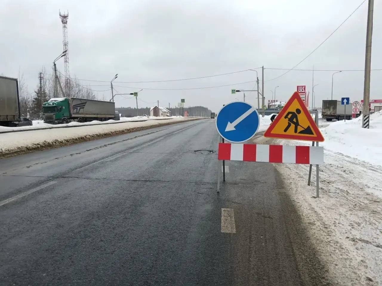 Специалисты ДСУ-3 проводят ямочный ремонт на трассе М-7 «Волга» Специалисты ДСУ-3 проводят ямочный ремонт на трассе М-7 «Волга»