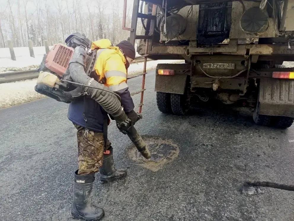 Специалисты ДСУ-3 проводят ямочный ремонт на трассе М-7 «Волга» Специалисты ДСУ-3 проводят ямочный ремонт на трассе М-7 «Волга»