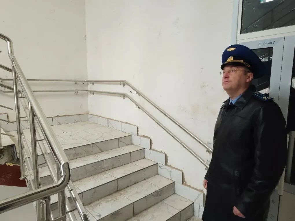 Александровская городская прокуратура контролирует завершение работ по реконструкции здания поликлиники в Карабаново