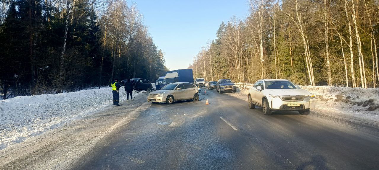 В Камешковском районе прокуратура держит на контроле установление обстоятельств дорожно-транспортного происшествия с участием четырех автомобилей В Камешковском районе прокуратура держит на контроле установление обстоятельств дорожно-транспортного происшествия с участием четырех автомобилей