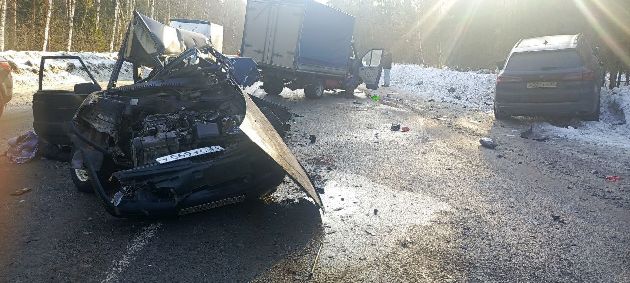 В Камешковском районе прокуратура держит на контроле установление обстоятельств дорожно-транспортного происшествия с участием четырех автомобилей