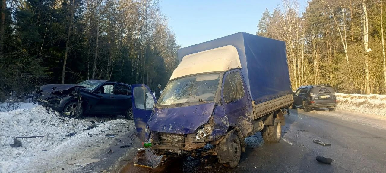 Два человека погибли в ДТП с участием 4 машин на трассе в Камешковском округе Два человека погибли в ДТП с участием 4 машин на трассе в Камешковском округе