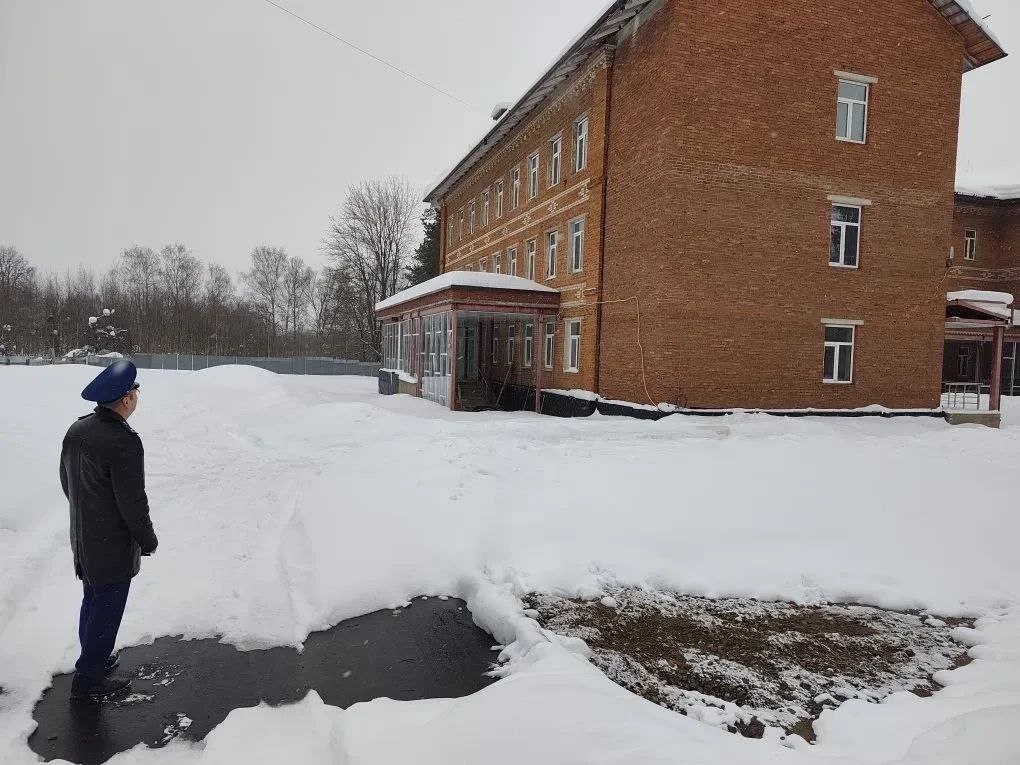 Александровская городская прокуратура контролирует завершение работ по реконструкции здания поликлиники в Карабаново Александровская городская прокуратура контролирует завершение работ по реконструкции здания поликлиники в Карабаново