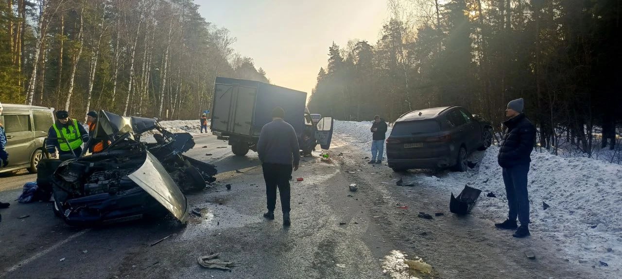 Два человека погибли в ДТП с участием 4 машин на трассе в Камешковском округе Два человека погибли в ДТП с участием 4 машин на трассе в Камешковском округе