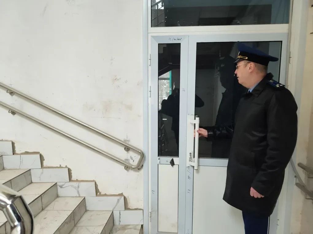 Александровская городская прокуратура контролирует завершение работ по реконструкции здания поликлиники в Карабаново Александровская городская прокуратура контролирует завершение работ по реконструкции здания поликлиники в Карабаново